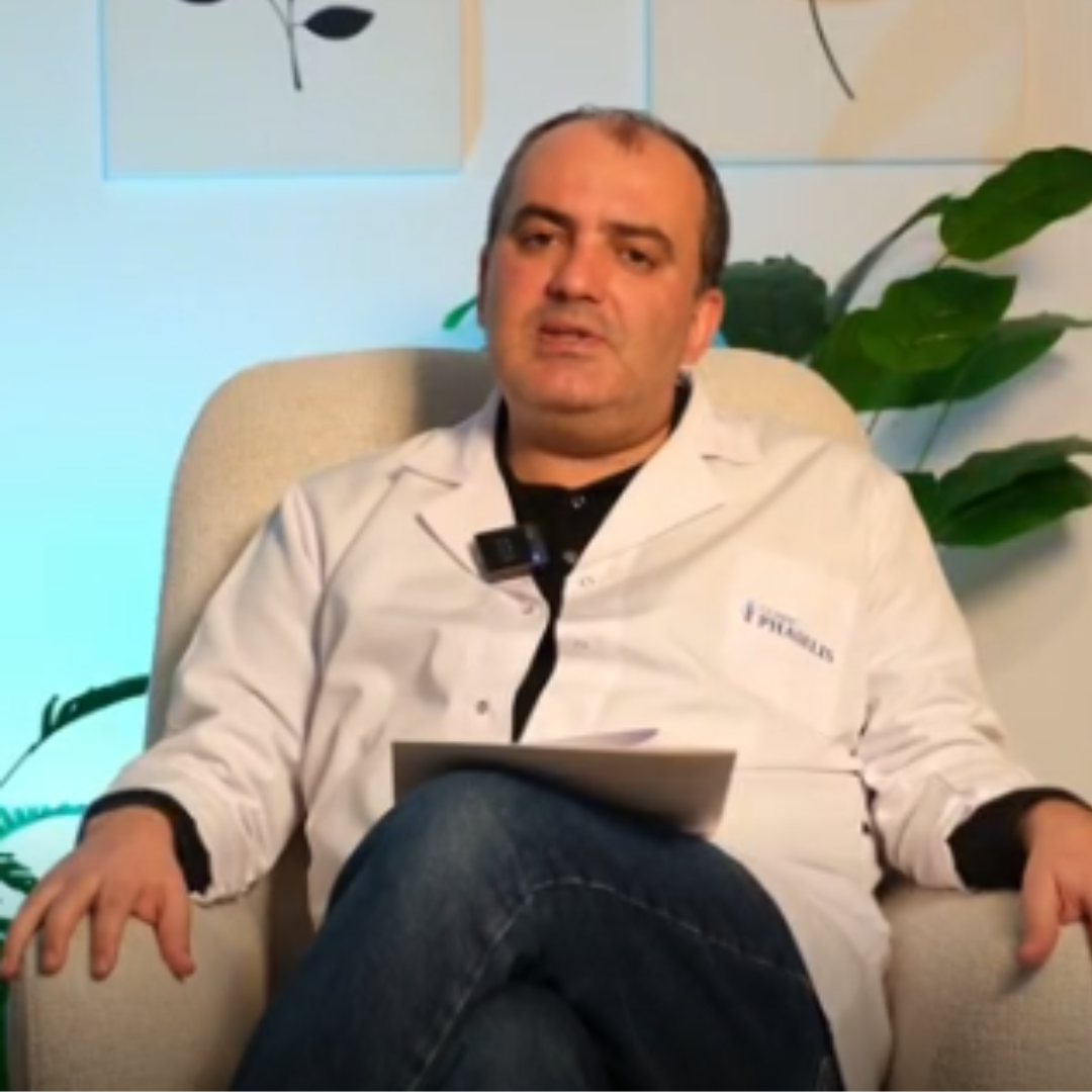 Dr İsmail Gökhan Bacak explaining how to choose a qualified plastic surgeon in Turkey during a patient consultation