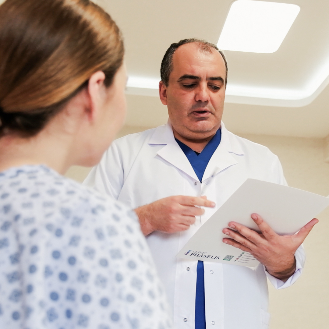 Plastic surgeon discussing a personalised Mummy Makeover consultation with a patient at Clinic Phaselis