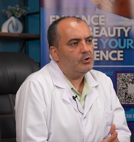 Dr İsmail Gökhan Bacak during a personalised plastic surgery consultation at Clinic Phaselis